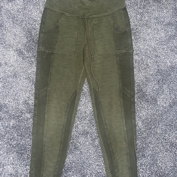 Free People FP Movement Jogger French Terry Crop Pants 2 Tones Olive Women Sz M - Picture 8 of 9